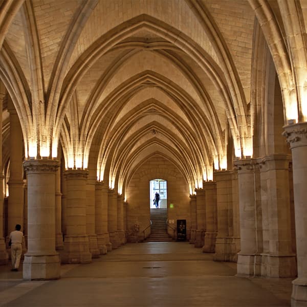 Conciergerie to Place Dauphine