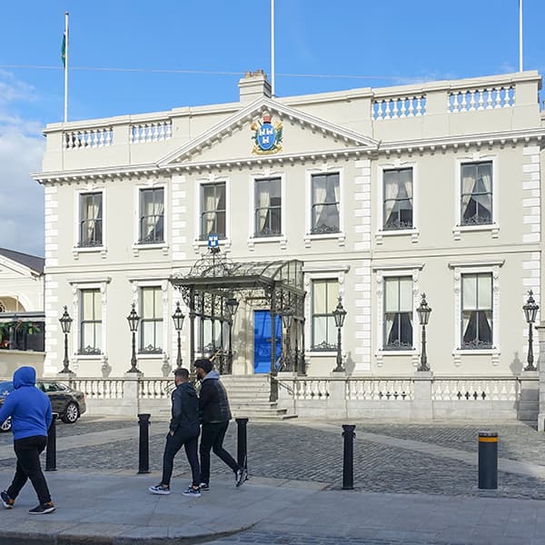 Walking to Mansion House